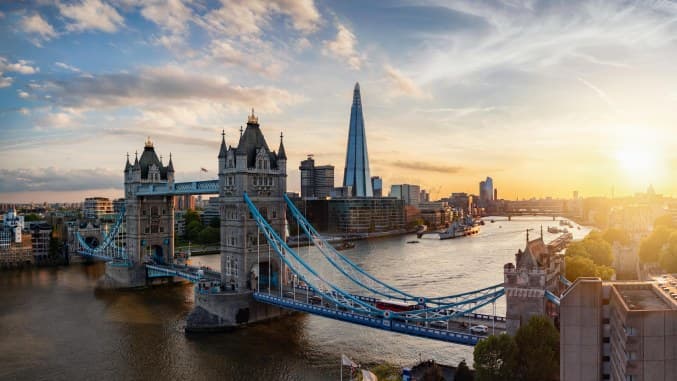 Gün batımında Thames Nehri üzerinde Tower Bridge ve The Shard
